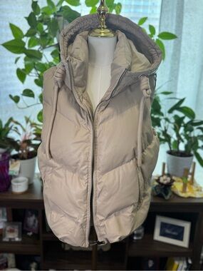 TCEC Women’s Hooded Puffer Vest Beige/Taupe Size L